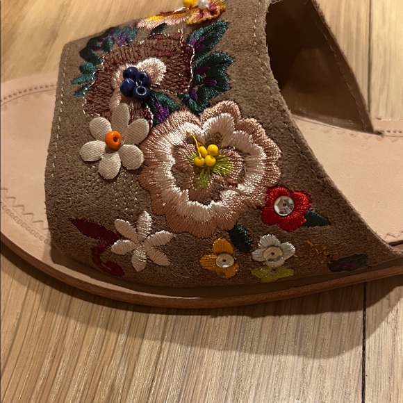 Seychelles Tan Floral Embroidered Sandals. Size 8 - Picture 4 of 8
